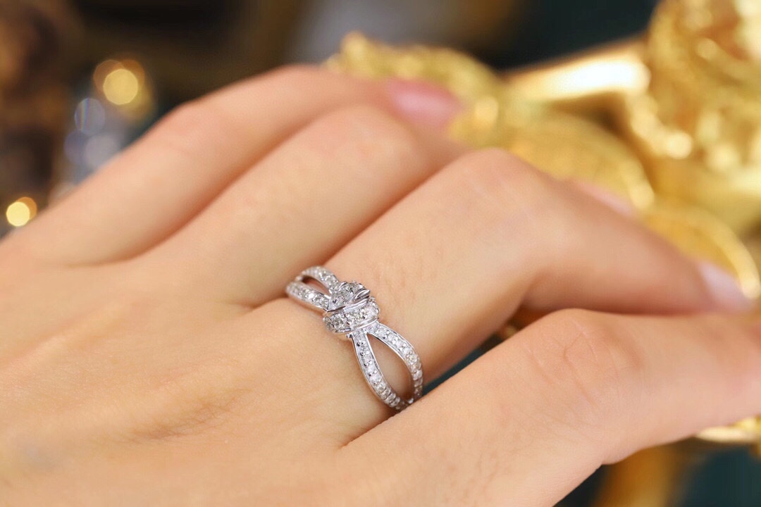 18k Gold Ring with Knotted Design, Inlaid with 0.42ct Natural Diamond