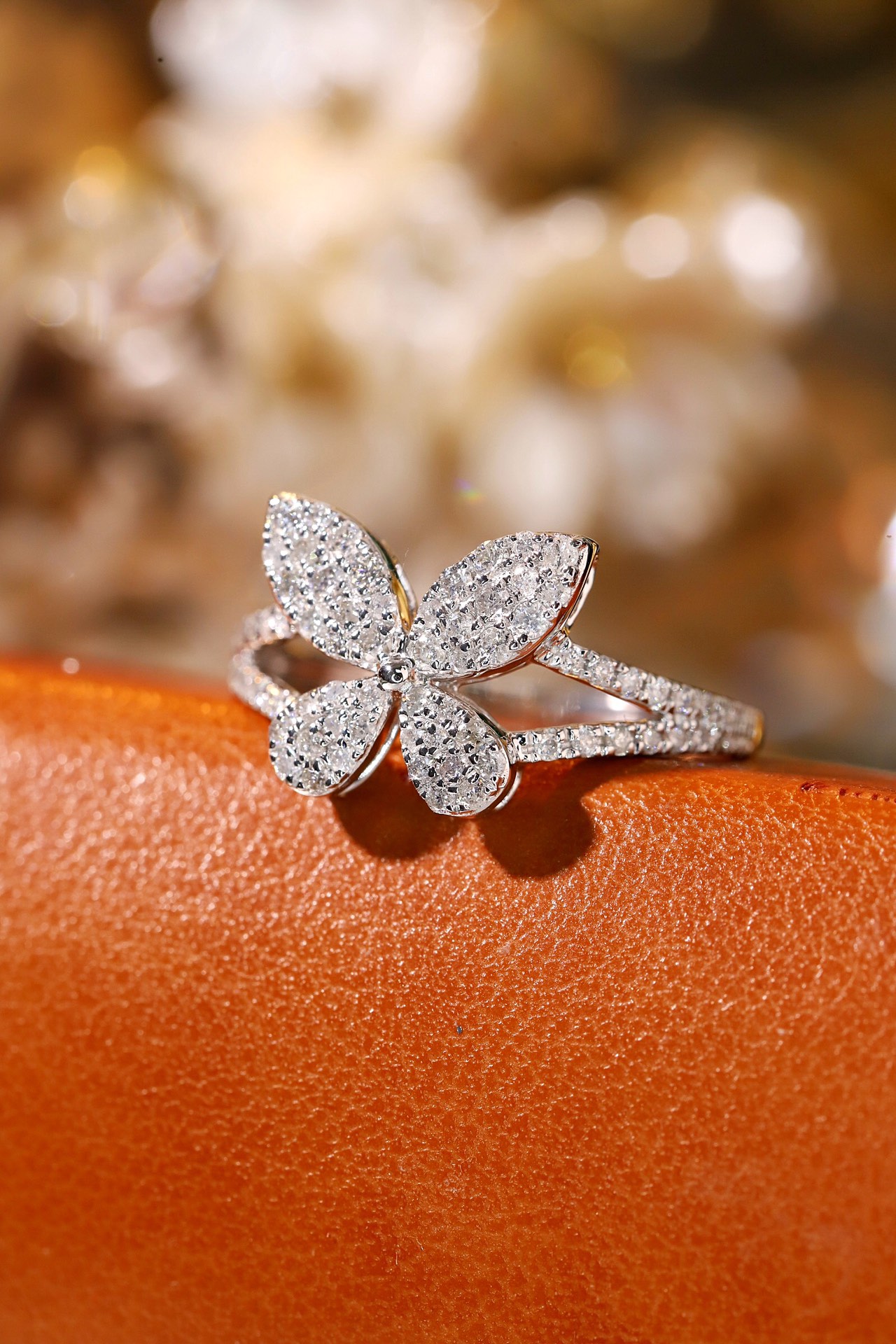 18k Gold Ring, Butterfly Design, Inlaid with 0.56ct Natural Diamond