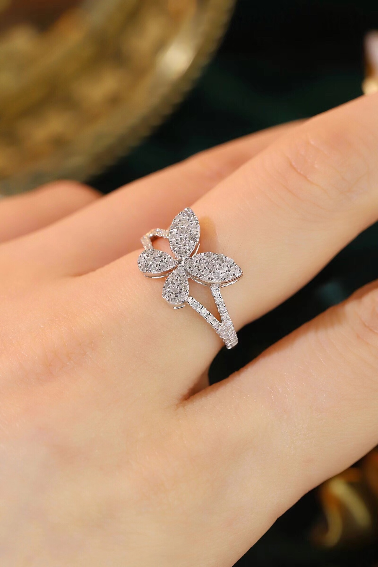 18k Gold Ring, Butterfly Design, Inlaid with 0.56ct Natural Diamond