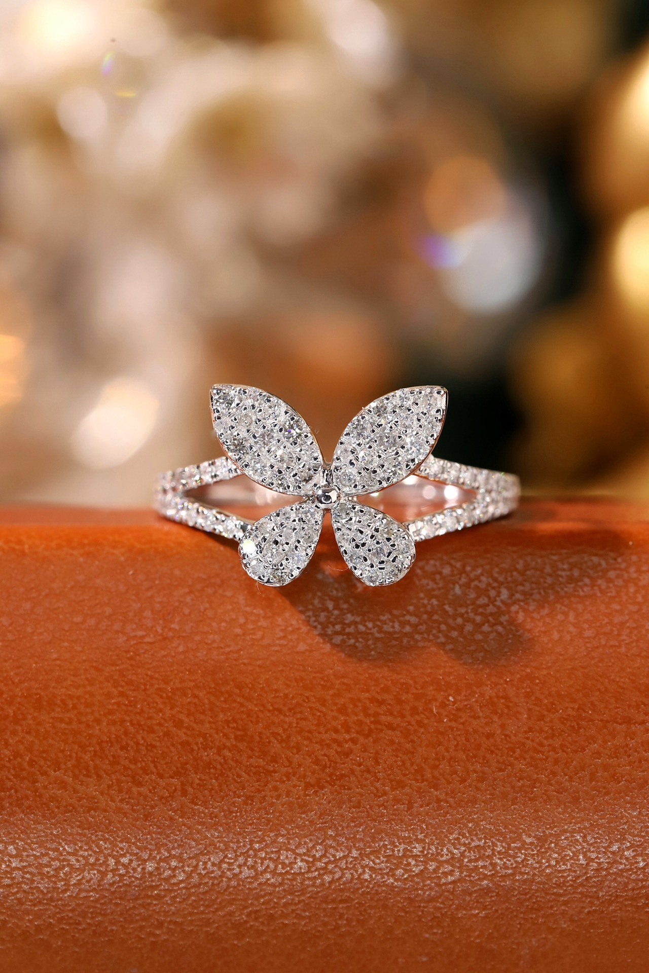 18k Gold Ring, Butterfly Design, Inlaid with 0.56ct Natural Diamond
