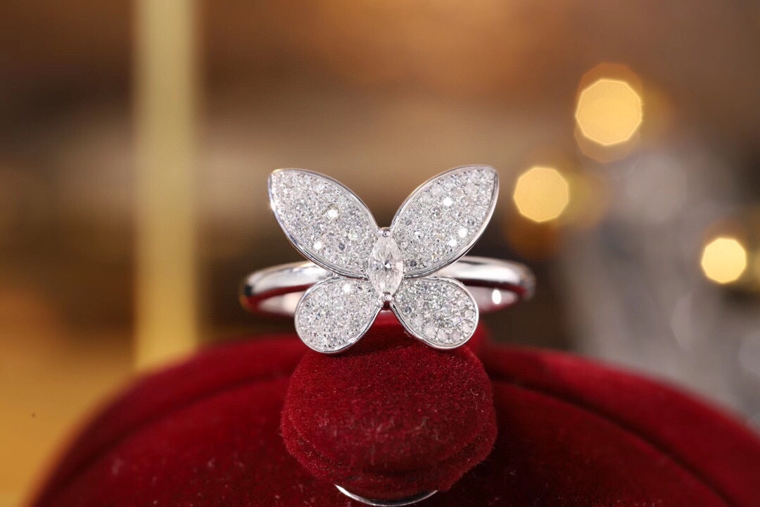 18k Gold Ring, Butterfly Design, Inlaid with 0.35ct Natural Diamond