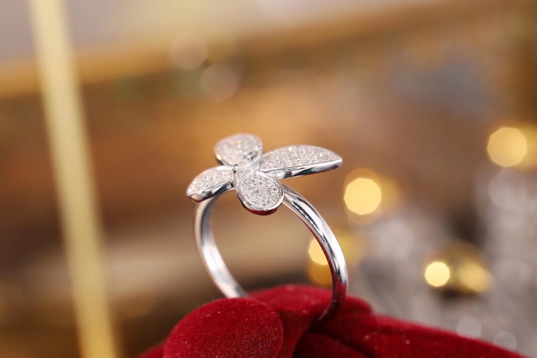 18k Gold Ring, Butterfly Design, Inlaid with 0.35ct Natural Diamond