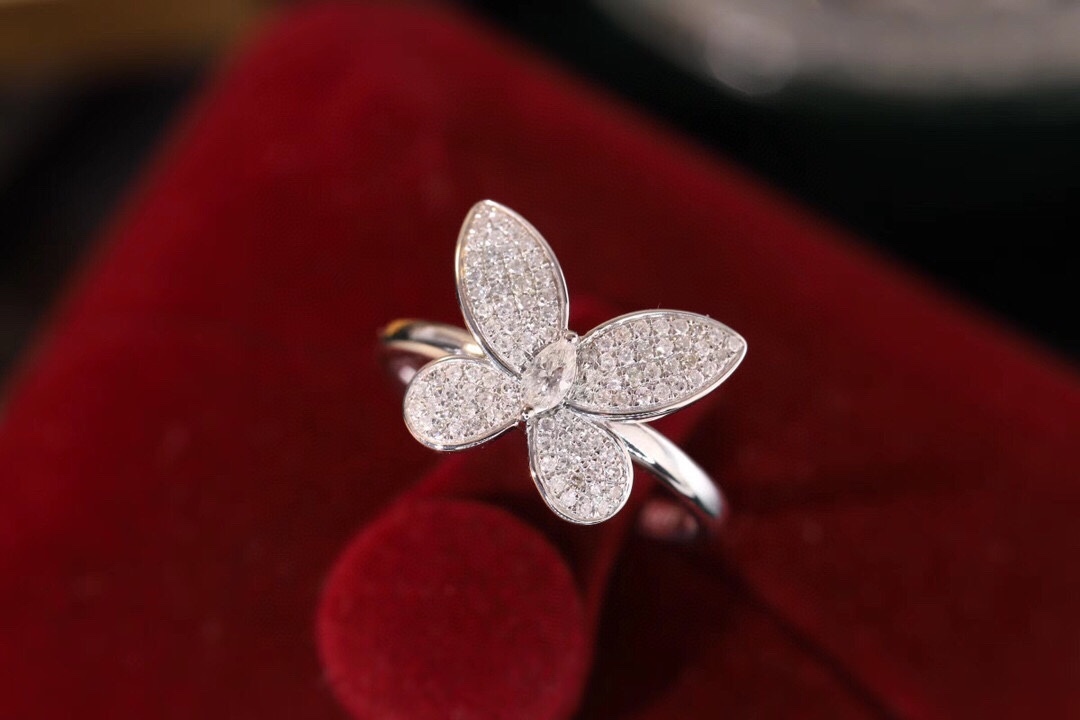 18k Gold Ring, Butterfly Design, Inlaid with 0.35ct Natural Diamond