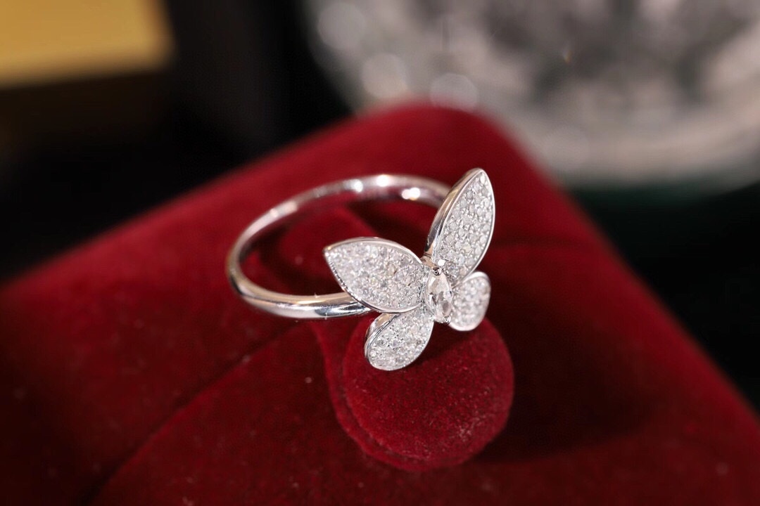 18k Gold Ring, Butterfly Design, Inlaid with 0.35ct Natural Diamond