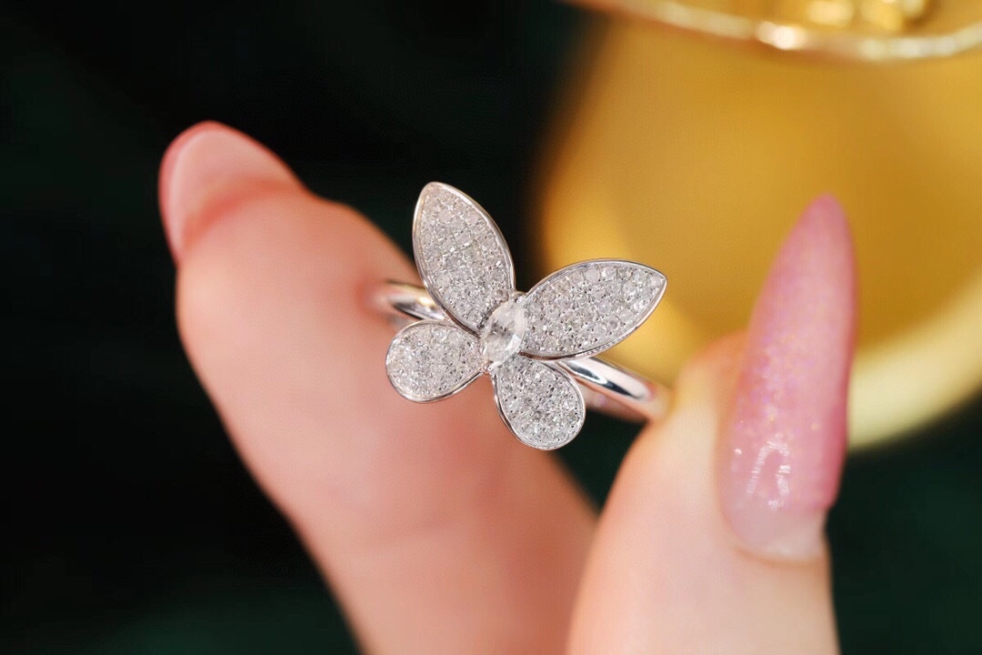 18k Gold Ring, Butterfly Design, Inlaid with 0.35ct Natural Diamond