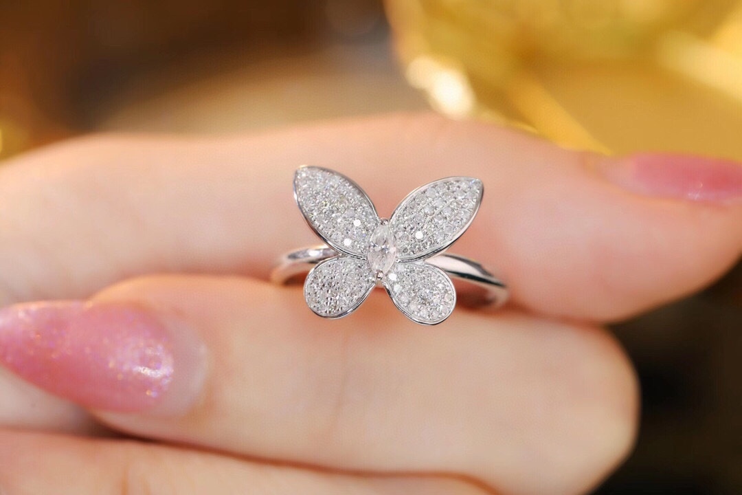 18k Gold Ring, Butterfly Design, Inlaid with 0.35ct Natural Diamond