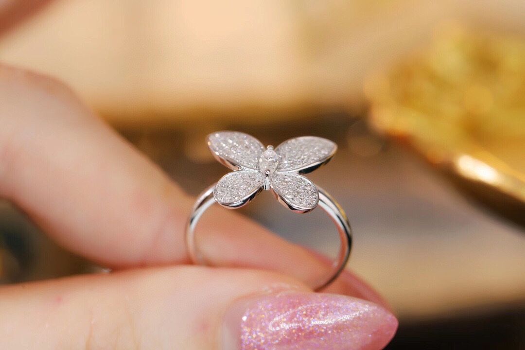 18k Gold Ring, Butterfly Design, Inlaid with 0.35ct Natural Diamond