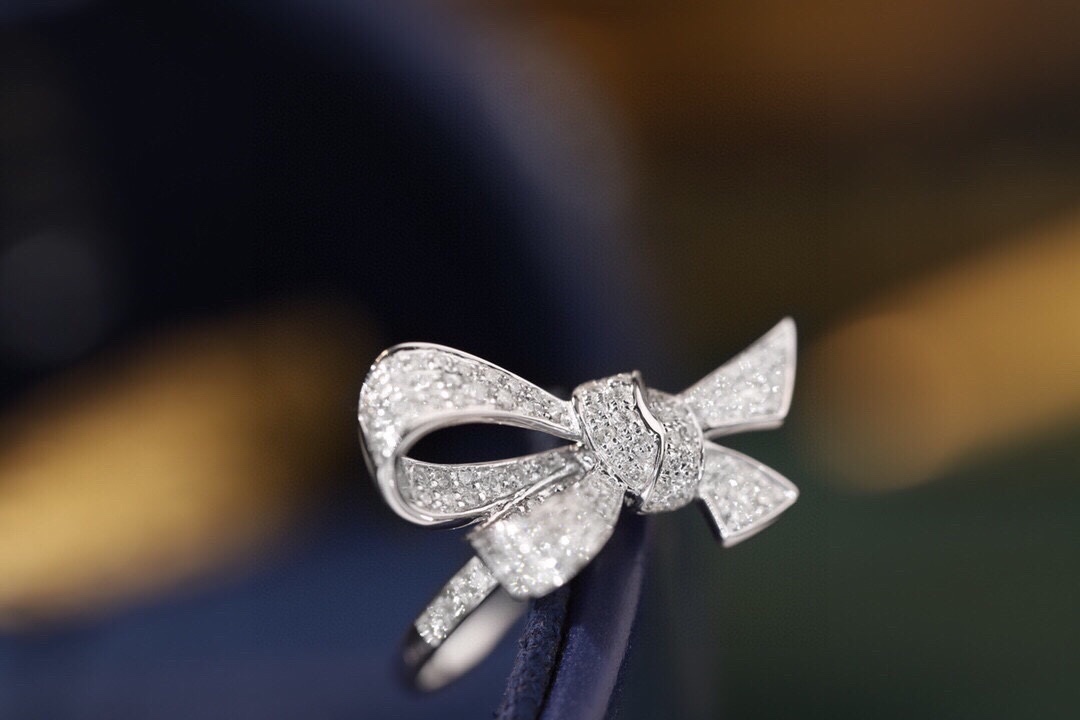 18k Gold Ring, Butterfly Design, Inlaid with 0.70ct Natural Diamond