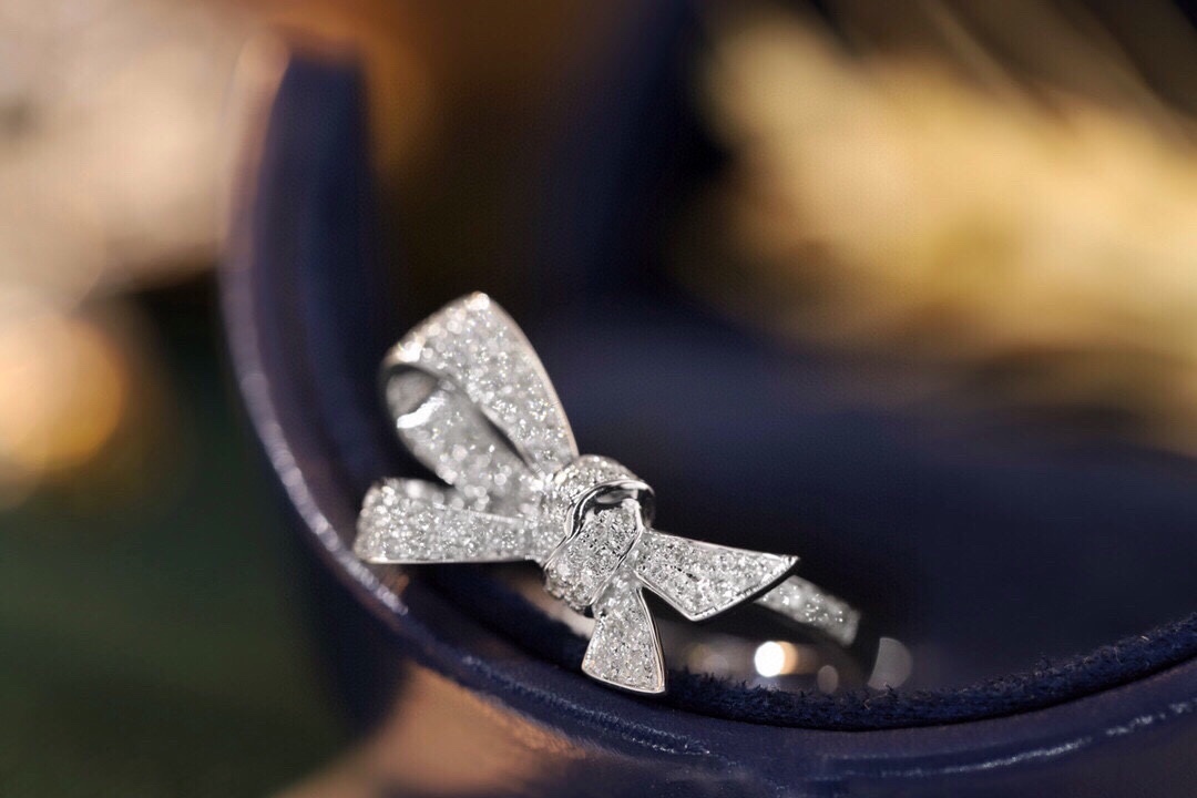 18k Gold Ring, Butterfly Design, Inlaid with 0.70ct Natural Diamond