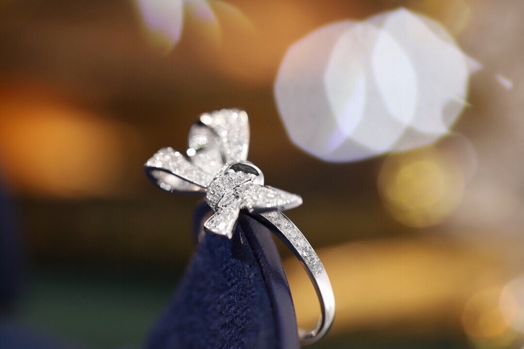 18k Gold Ring, Butterfly Design, Inlaid with 0.70ct Natural Diamond