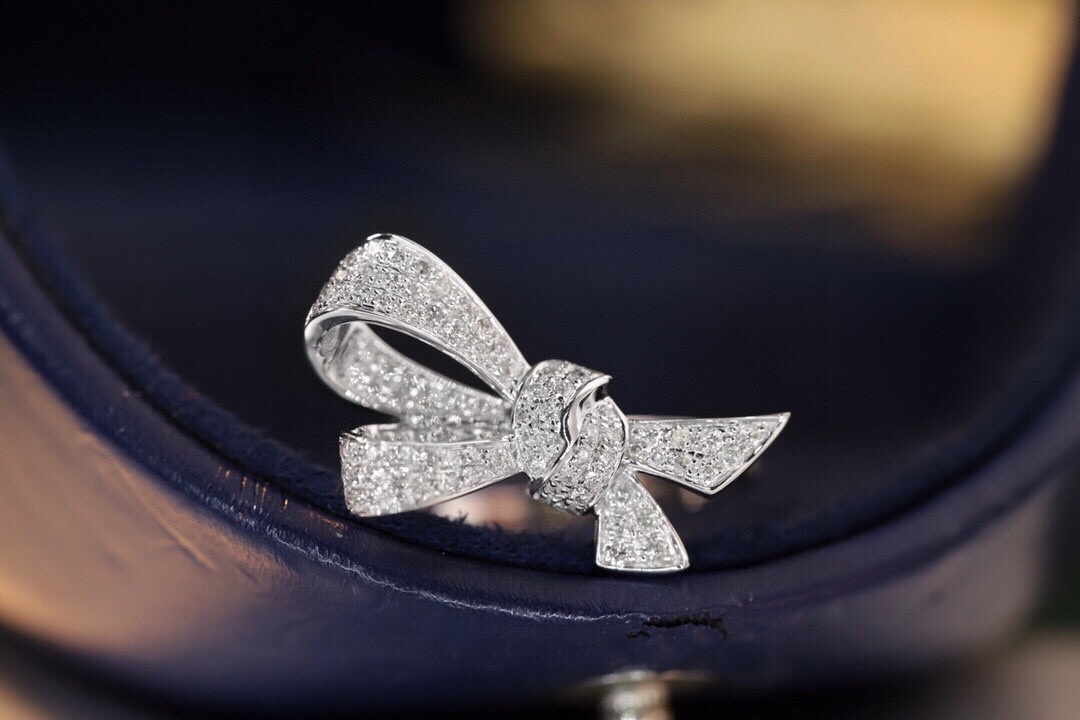 18k Gold Ring, Butterfly Design, Inlaid with 0.70ct Natural Diamond