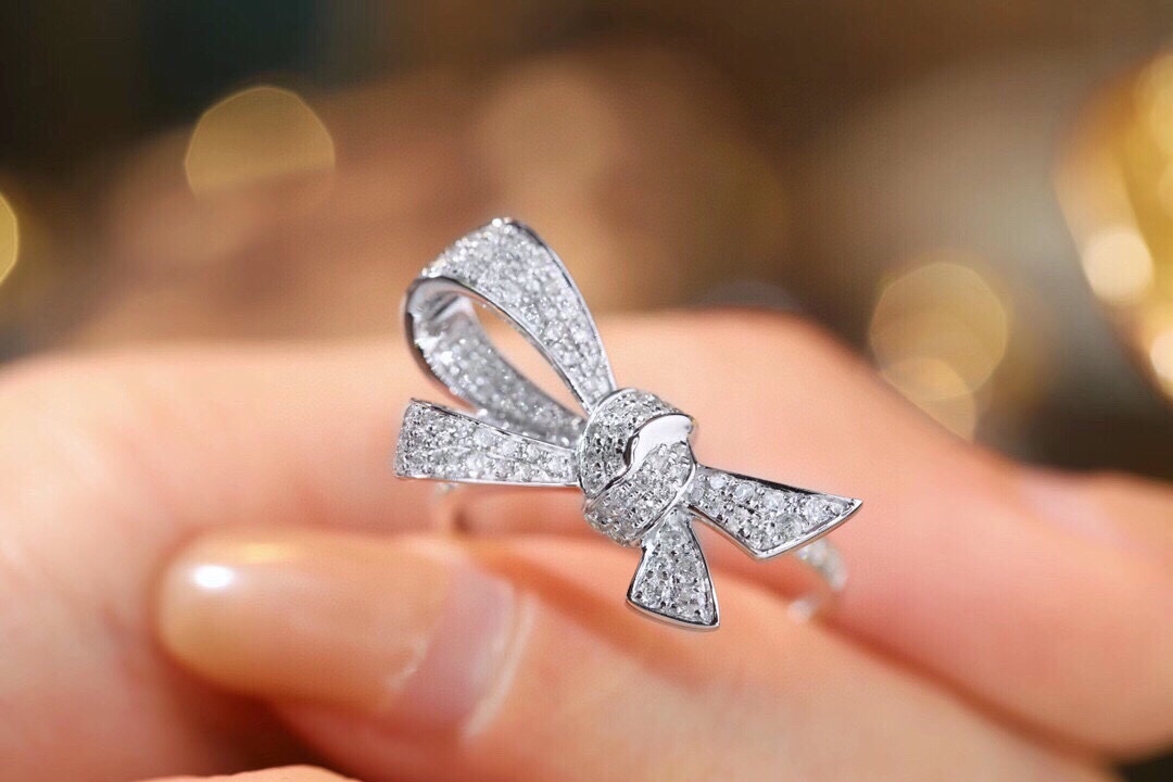 18k Gold Ring, Butterfly Design, Inlaid with 0.70ct Natural Diamond