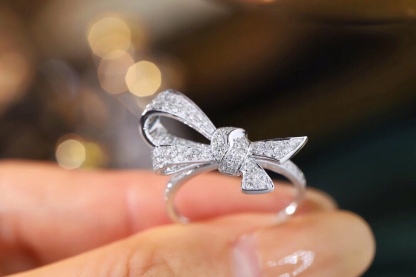 18k Gold Ring, Butterfly Design, Inlaid with 0.70ct Natural Diamond