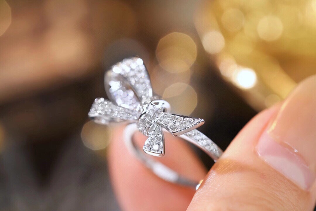 18k Gold Ring, Butterfly Design, Inlaid with 0.70ct Natural Diamond