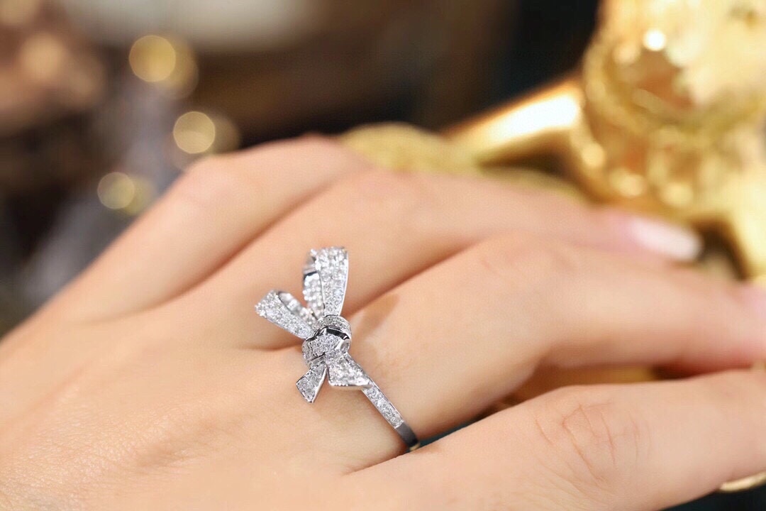 18k Gold Ring, Butterfly Design, Inlaid with 0.70ct Natural Diamond