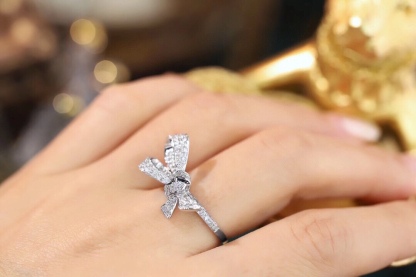 18k Gold Ring, Butterfly Design, Inlaid with 0.70ct Natural Diamond