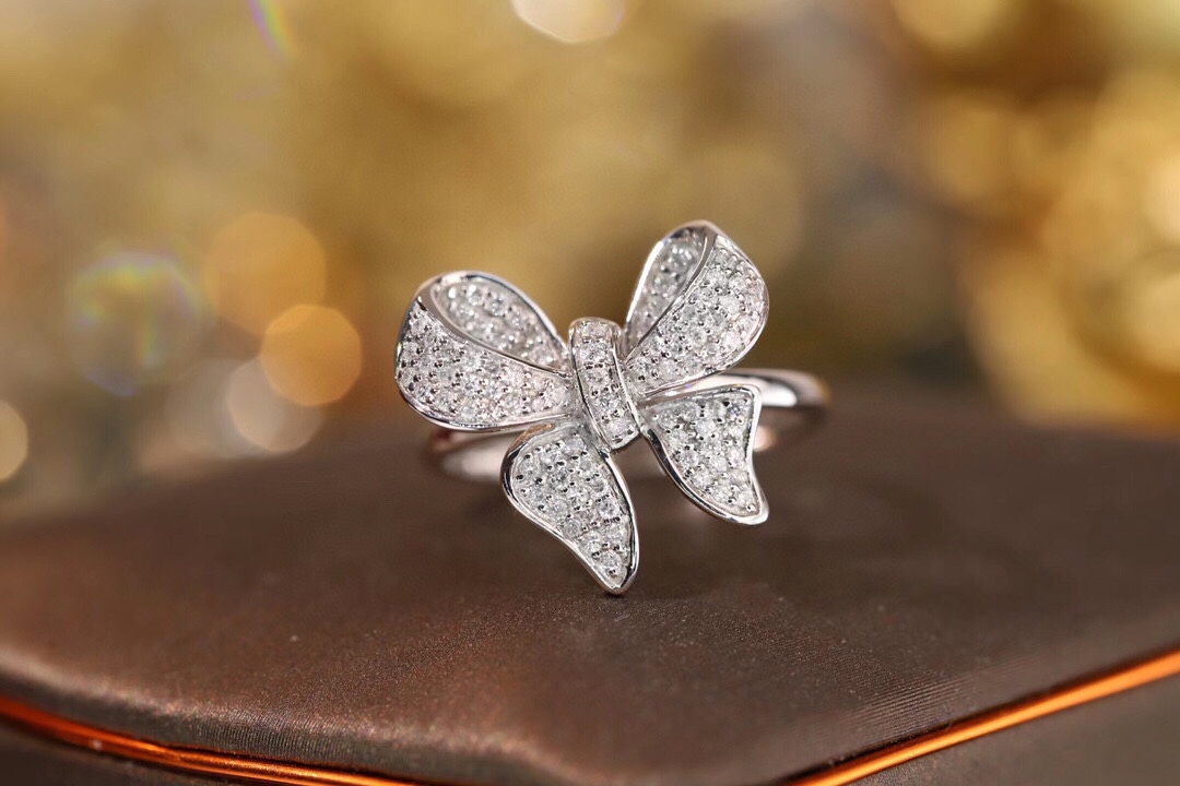 18k Gold Ring, Butterfly Design, Inlaid with 0.35ct Natural Diamond