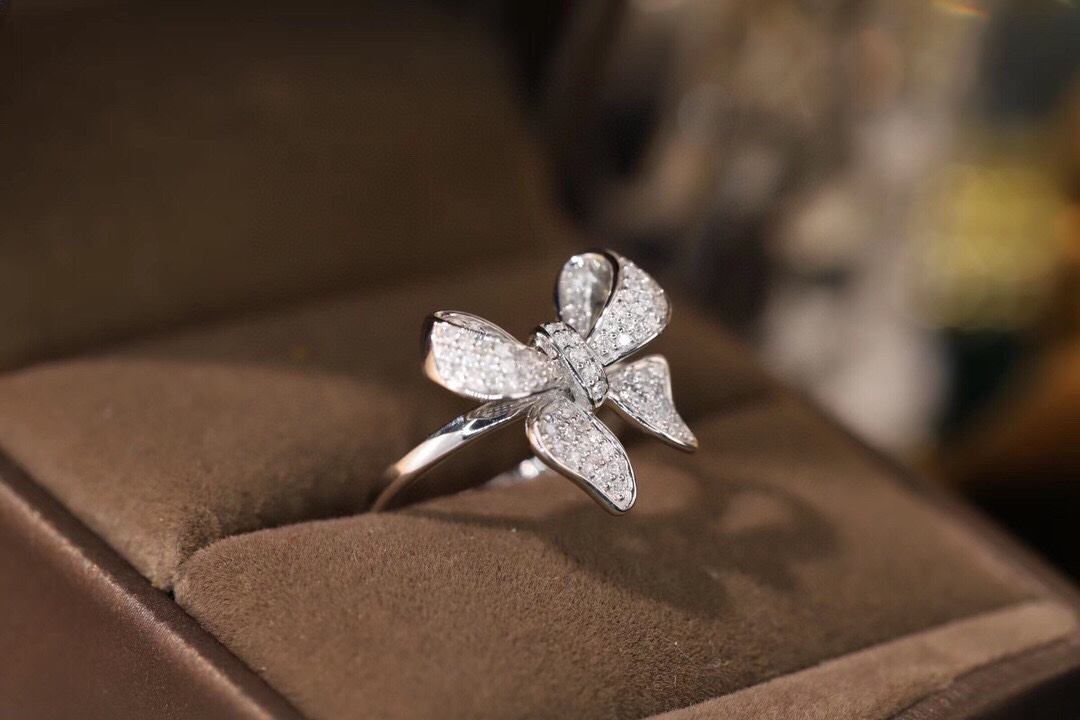 18k Gold Ring, Butterfly Design, Inlaid with 0.35ct Natural Diamond