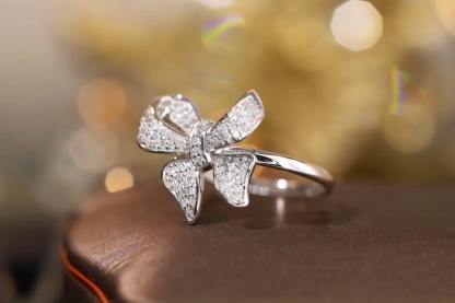 18k Gold Ring, Butterfly Design, Inlaid with 0.35ct Natural Diamond