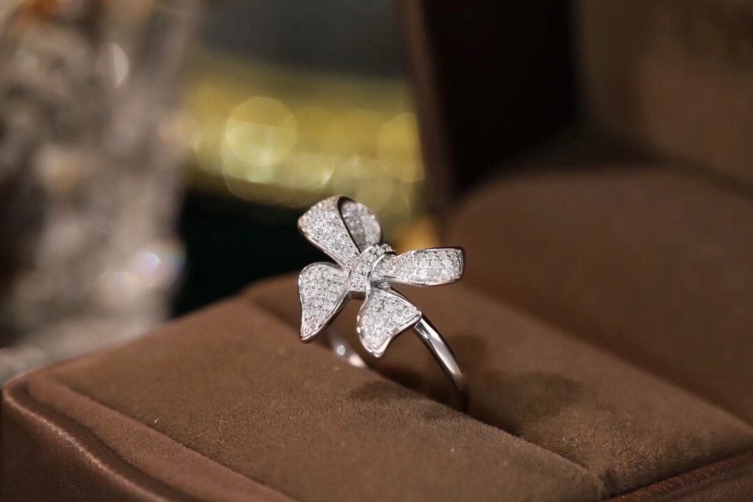 18k Gold Ring, Butterfly Design, Inlaid with 0.35ct Natural Diamond