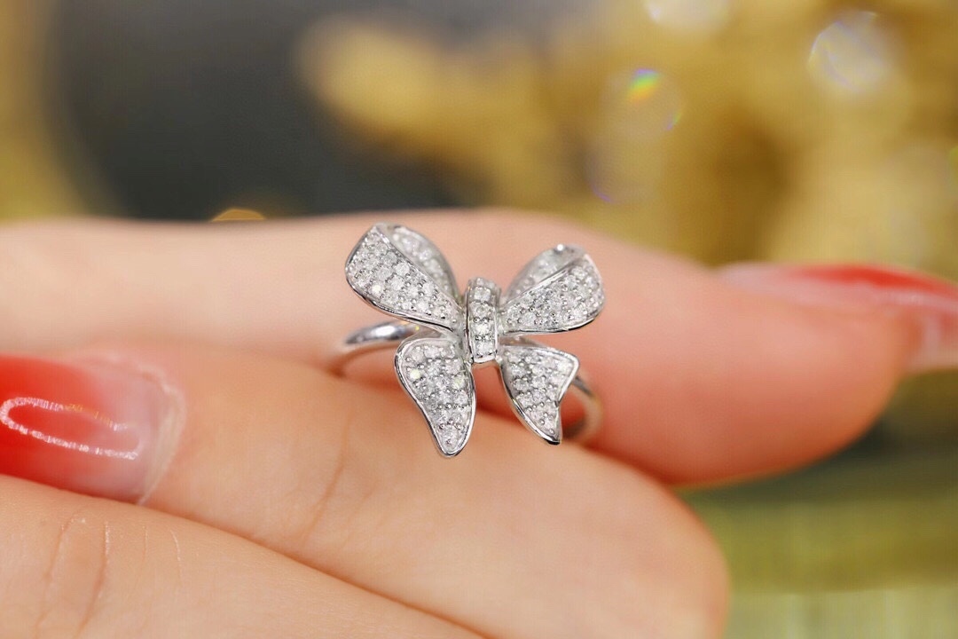 18k Gold Ring, Butterfly Design, Inlaid with 0.35ct Natural Diamond