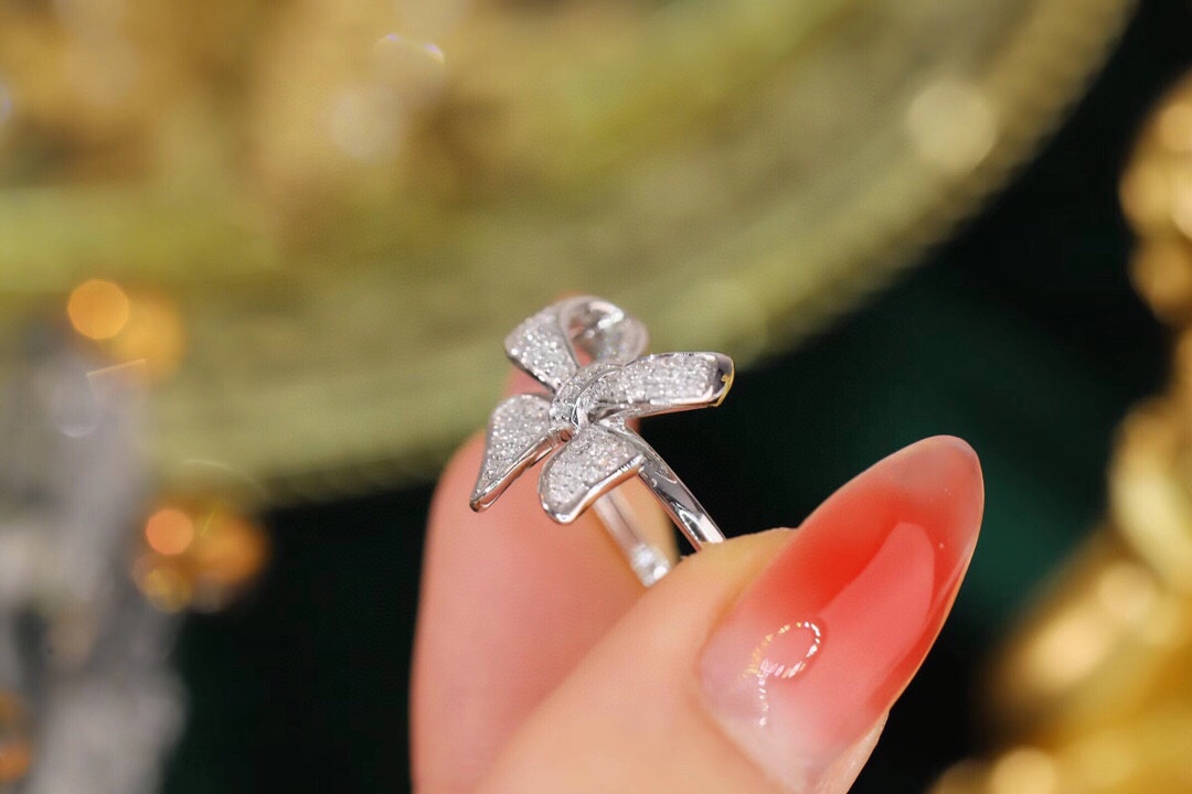 18k Gold Ring, Butterfly Design, Inlaid with 0.35ct Natural Diamond