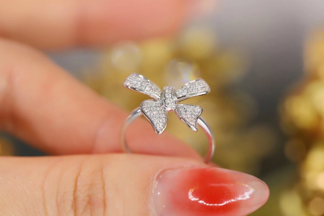 18k Gold Ring, Butterfly Design, Inlaid with 0.35ct Natural Diamond