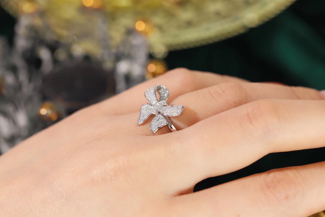 18k Gold Ring, Butterfly Design, Inlaid with 0.35ct Natural Diamond