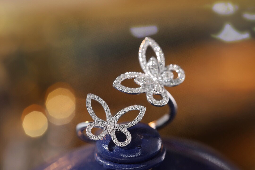 18k Gold Ring, Butterfly Design, Inlaid with 0.28ct Natural Diamond