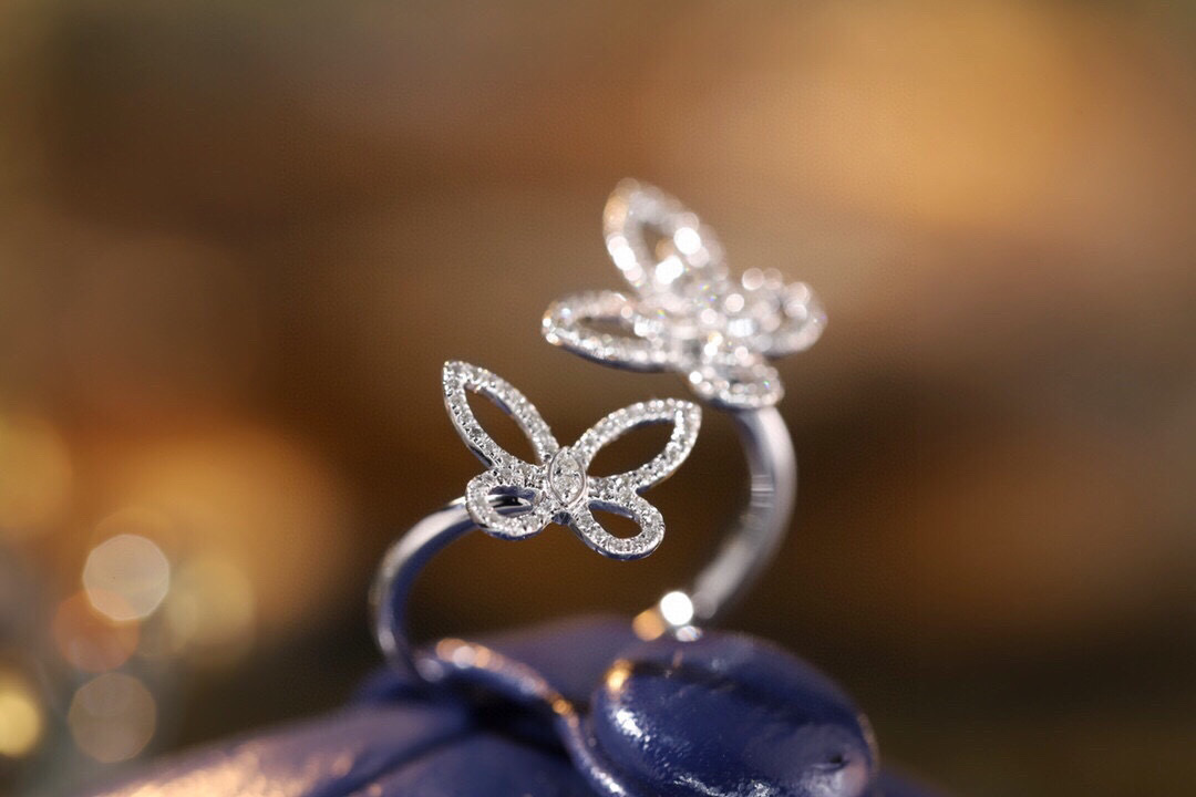 18k Gold Ring, Butterfly Design, Inlaid with 0.28ct Natural Diamond