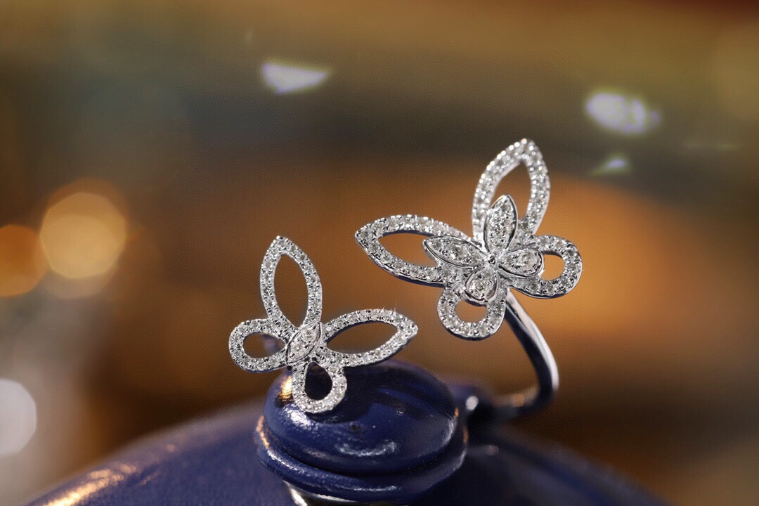 18k Gold Ring, Butterfly Design, Inlaid with 0.28ct Natural Diamond