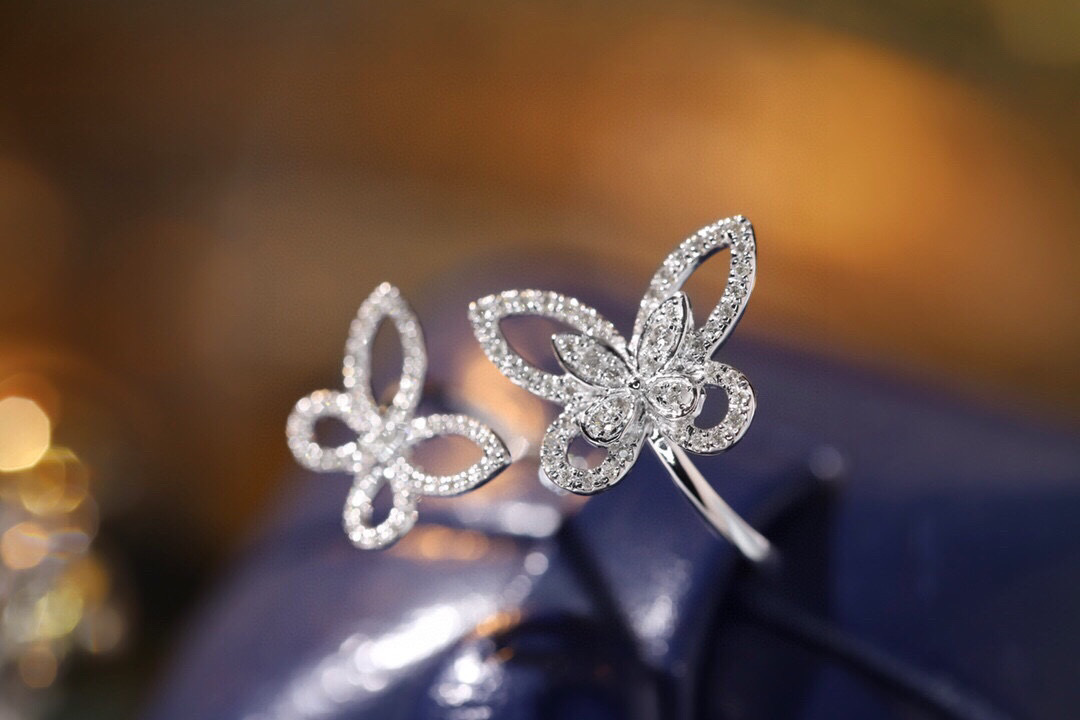 18k Gold Ring, Butterfly Design, Inlaid with 0.28ct Natural Diamond