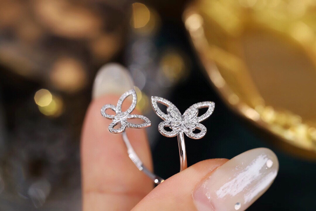 18k Gold Ring, Butterfly Design, Inlaid with 0.28ct Natural Diamond