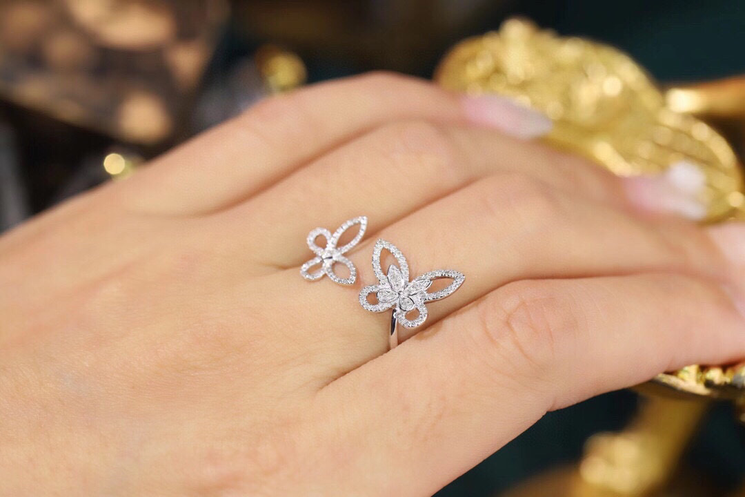 18k Gold Ring, Butterfly Design, Inlaid with 0.28ct Natural Diamond