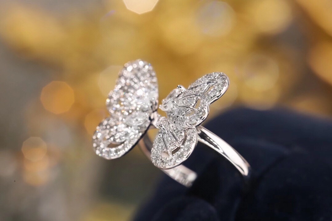 18k Gold Ring, Butterfly Design, Inlaid with 0.90ct Natural Diamond