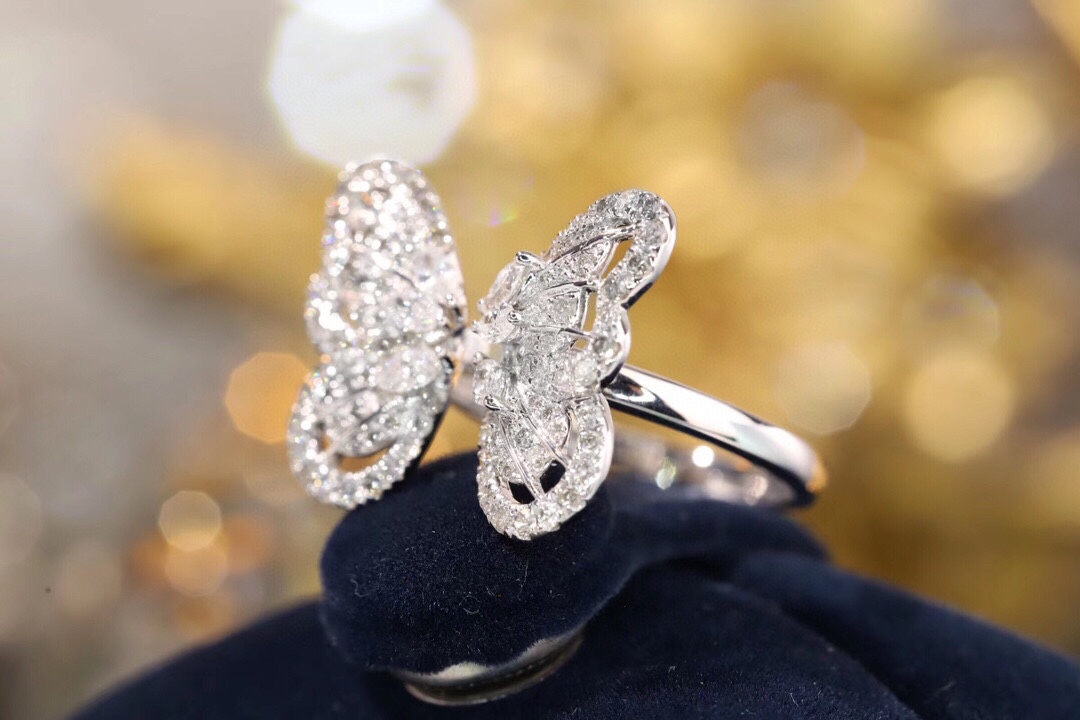 18k Gold Ring, Butterfly Design, Inlaid with 0.90ct Natural Diamond