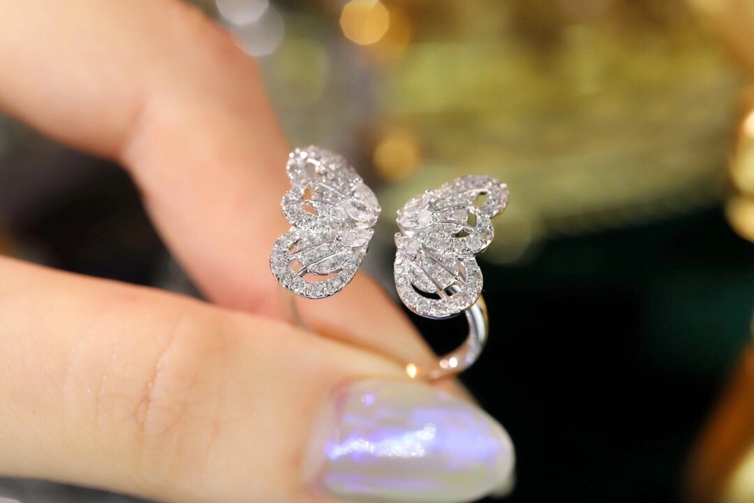 18k Gold Ring, Butterfly Design, Inlaid with 0.90ct Natural Diamond