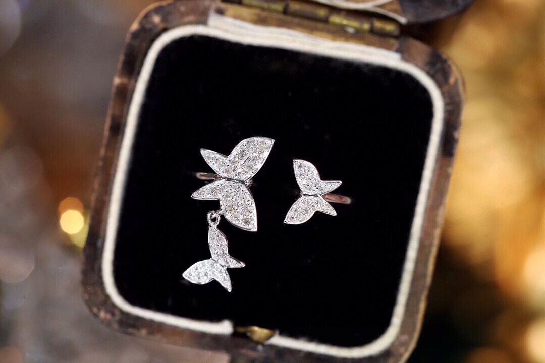 18k Gold Ring, Butterfly Design, Inlaid with 0.25ct Natural Diamond