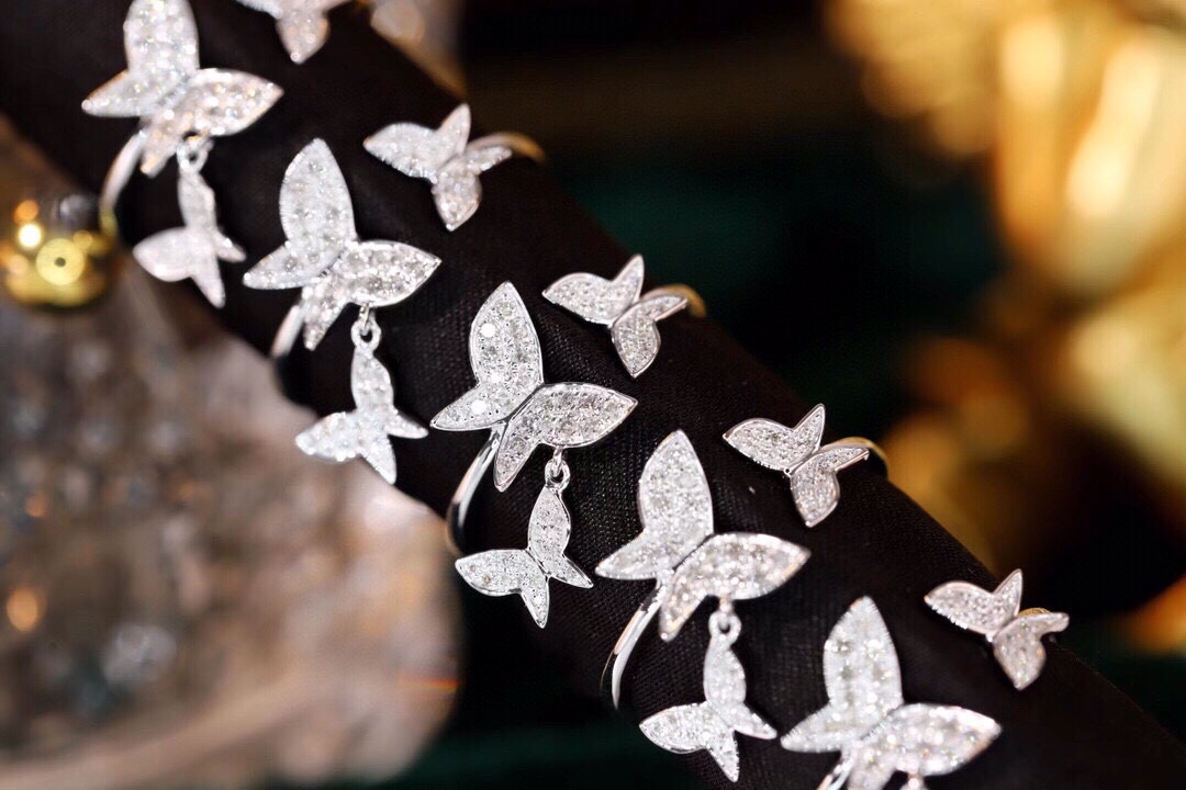 18k Gold Ring, Butterfly Design, Inlaid with 0.25ct Natural Diamond