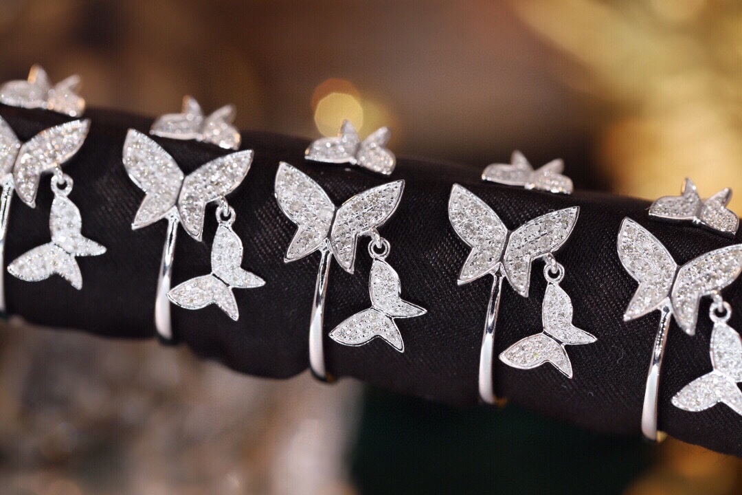 18k Gold Ring, Butterfly Design, Inlaid with 0.25ct Natural Diamond