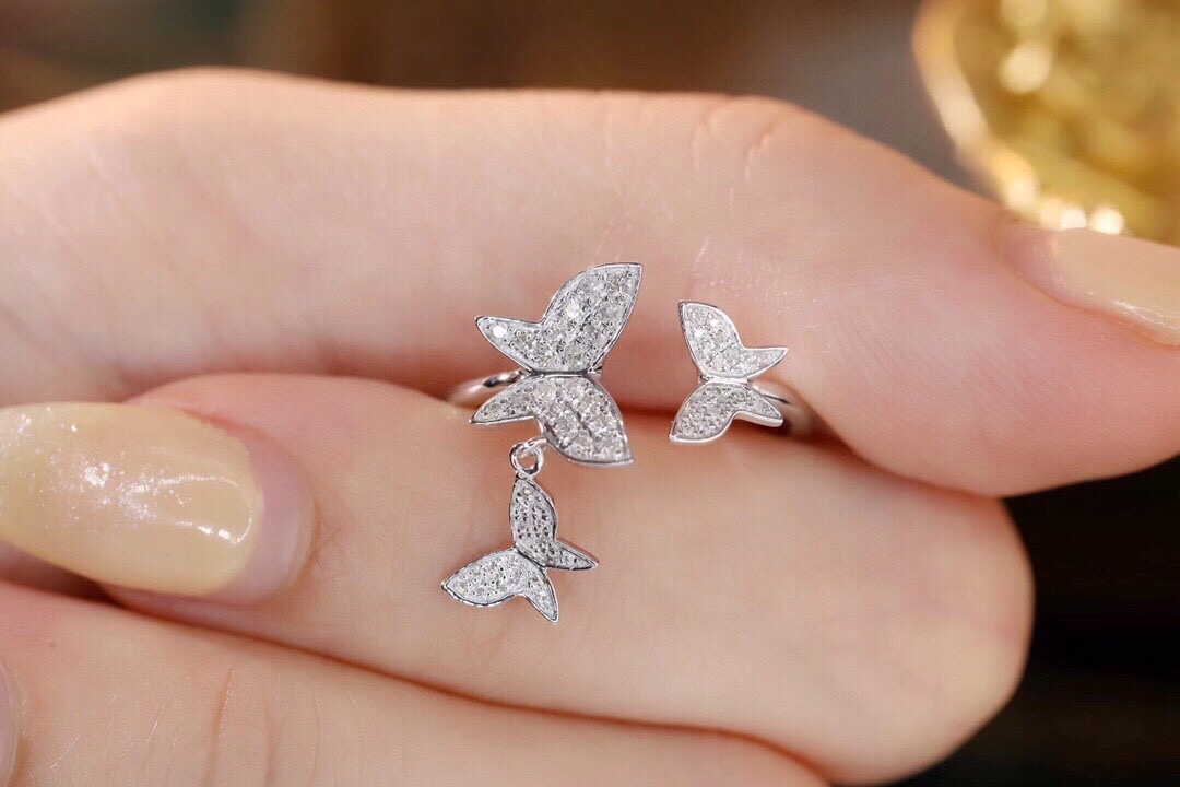 18k Gold Ring, Butterfly Design, Inlaid with 0.25ct Natural Diamond