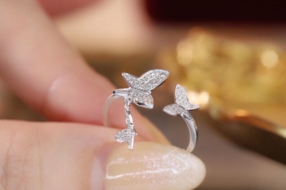 18k Gold Ring, Butterfly Design, Inlaid with 0.25ct Natural Diamond