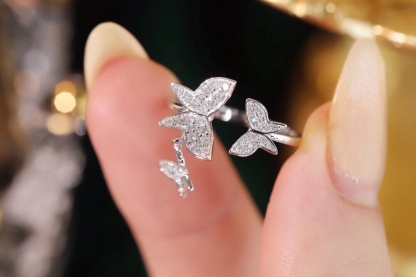 18k Gold Ring, Butterfly Design, Inlaid with 0.25ct Natural Diamond