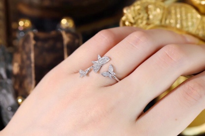 18k Gold Ring, Butterfly Design, Inlaid with 0.25ct Natural Diamond