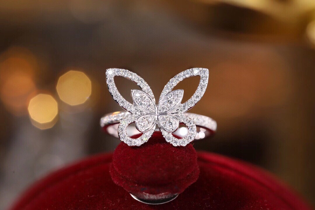 18k Gold Ring, Butterfly Design, Inlaid with 0.45ct Natural Diamond