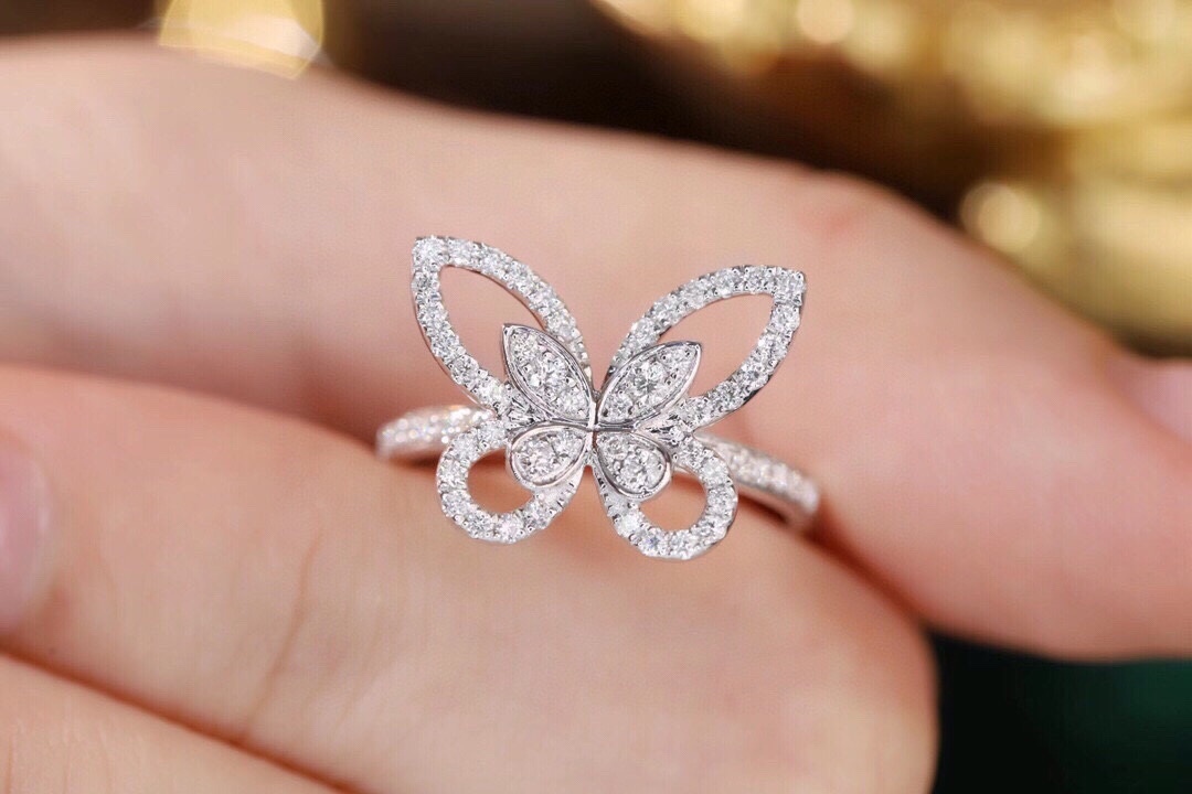18k Gold Ring, Butterfly Design, Inlaid with 0.45ct Natural Diamond