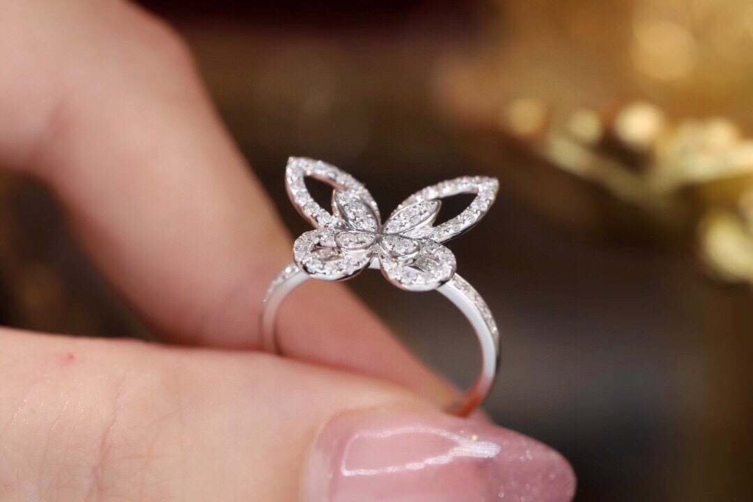 18k Gold Ring, Butterfly Design, Inlaid with 0.45ct Natural Diamond