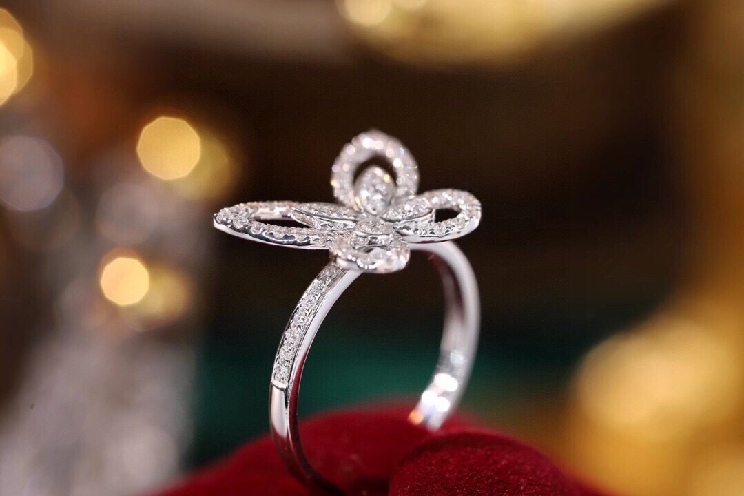 18k Gold Ring, Butterfly Design, Inlaid with 0.45ct Natural Diamond