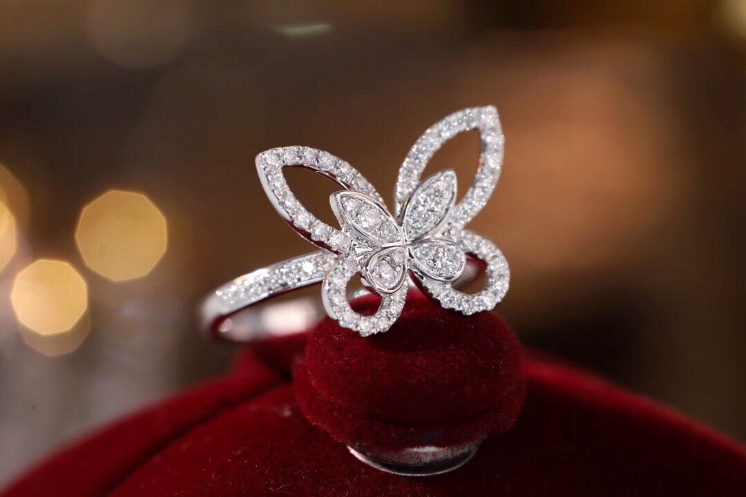 18k Gold Ring, Butterfly Design, Inlaid with 0.45ct Natural Diamond