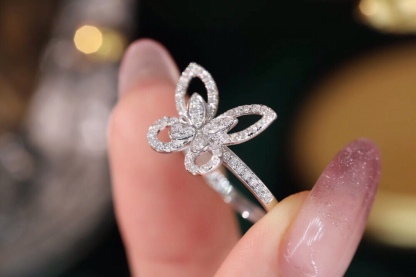 18k Gold Ring, Butterfly Design, Inlaid with 0.45ct Natural Diamond